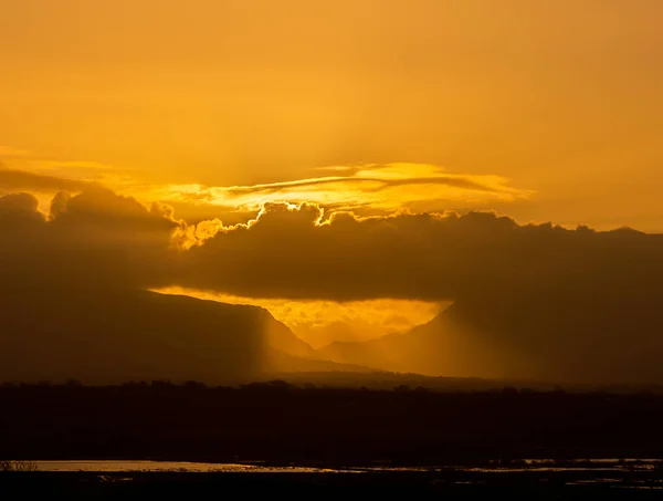 Salida Del Sol Sobre Las Montañas Snowdonia Desde Anglesey — Foto de Stock