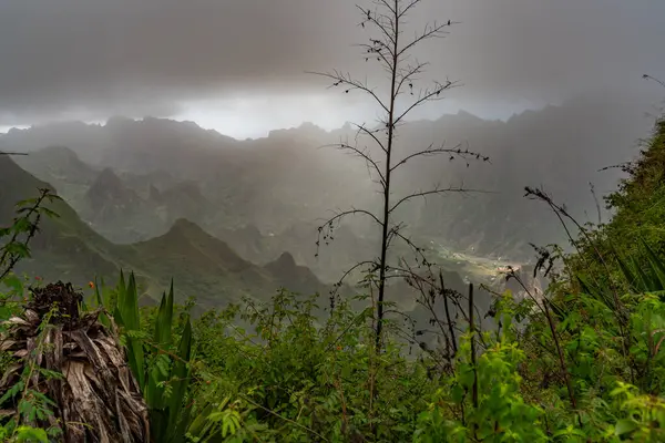 SantoAnto çevresindeki manzaralar bir Cape Verde Adası