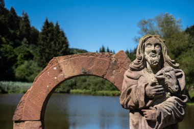 Alsace, Fransa 'daki Graufthal' da Heykel ve Gölet
