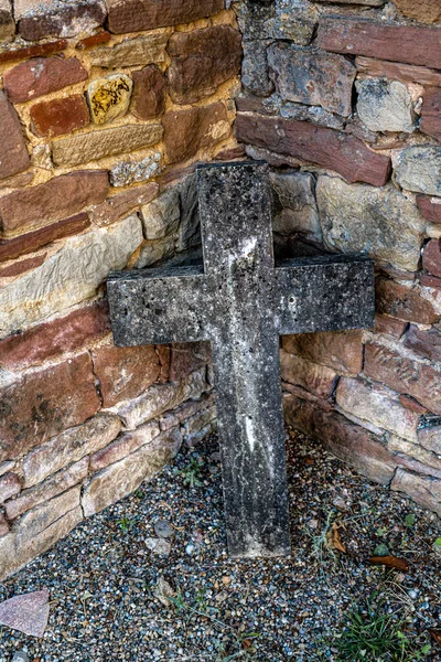 Antigua Cruz Piedra Cementerio Iglesia Saint Jean Baptiste Saessolsheim Alsacia —  Fotos de Stock