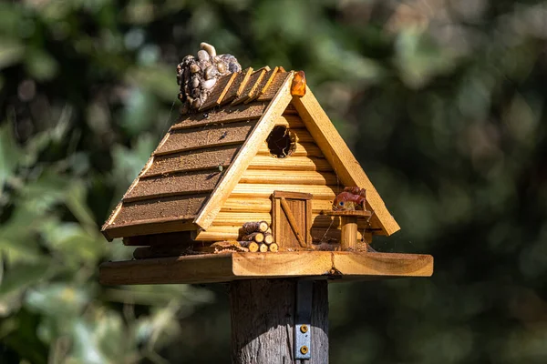 Malá Ptačí Budka Dřeva Dekoracemi — Stock fotografie
