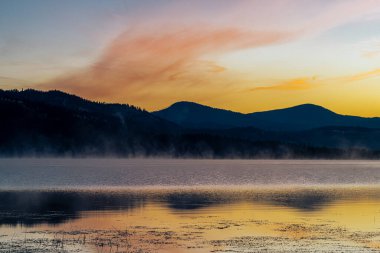 Idaho 'da Chatcolet Gölü Erken Sonbaharı