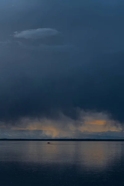 Облако Дождя Рыбацкая Лодка Ямах Водохранилище Рядом Озером Мозес Штат — стоковое фото