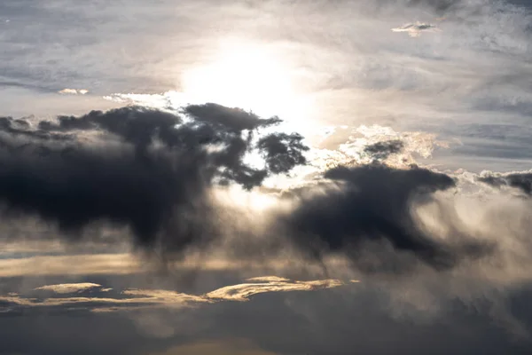 午後遅くの太陽と雲 — ストック写真