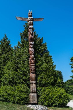 Squamish Ulusu 'nun Rose Cole Yelton Anıt Totem Direği