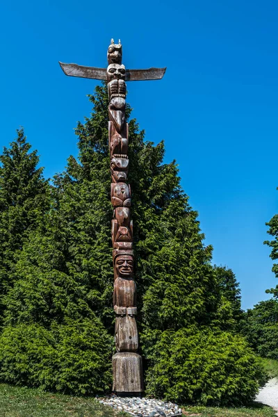 Squamish Ulusu 'nun Rose Cole Yelton Anıt Totem Direği