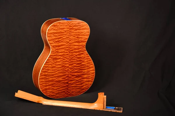Güzel Şekillendirilmiş Egzotik Yorganlı Sapele Ile Birlikte Gitar Yapımına Seçici — Stok fotoğraf