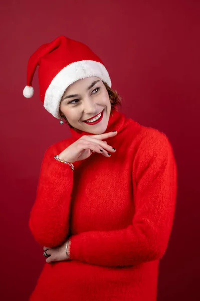 Joven Mujer Positiva Navidad Sombrero Santa Aislado Sobre Fondo Pared — Foto de Stock
