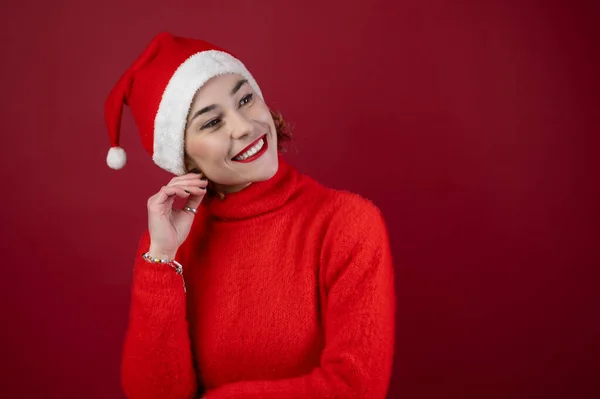 Joven Mujer Positiva Navidad Sombrero Santa Aislado Sobre Fondo Pared — Foto de Stock