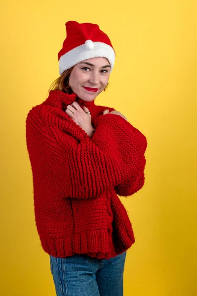 Joven Mujer Positiva Navidad Sombrero Santa Aislado Sobre Fondo Amarillo — Foto de Stock
