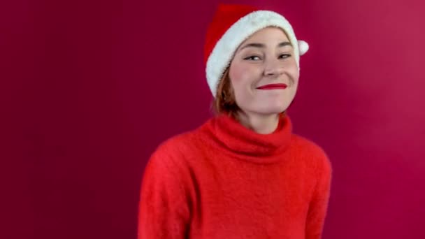 Fiatal Pozitív Karácsonyi Mikulás Kalap Elszigetelt Felett Piros Fal Háttér — Stock videók