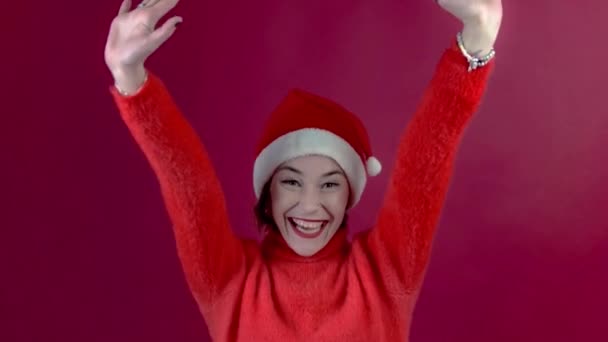 Jovem Mulher Positiva Natal Papai Noel Isolado Sobre Fundo Parede — Vídeo de Stock