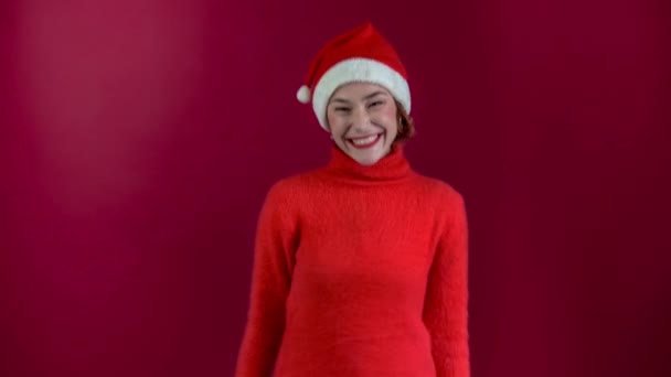 Mladá Pozitivní Žena Vánoční Santa Klobouk Izolované Přes Červenou Zeď — Stock video