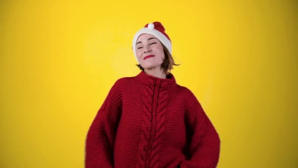 Νεαρή Θετική Γυναίκα Στο Καπέλο Σάντα Χριστούγεννα Απομονώνονται Κίτρινο Φόντο — Αρχείο Βίντεο