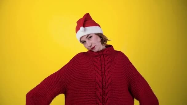 Noel Baba Şapkalı Genç Pozitif Kadın Sarı Arka Planda Izole — Stok video