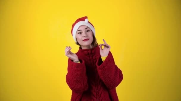 Junge Positive Frau Mit Weihnachtsmütze Auf Gelbem Hintergrund Fröhliche Junge — Stockvideo