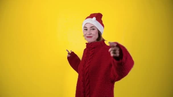 Mladá Pozitivní Žena Vánoční Santa Klobouk Izolované Přes Žluté Pozadí — Stock video