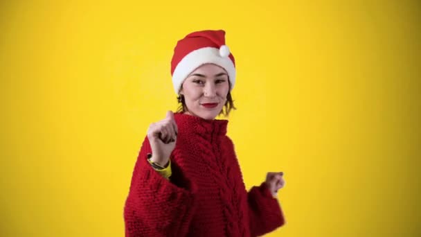 Mladá Pozitivní Žena Vánoční Santa Klobouk Izolované Přes Žluté Pozadí — Stock video