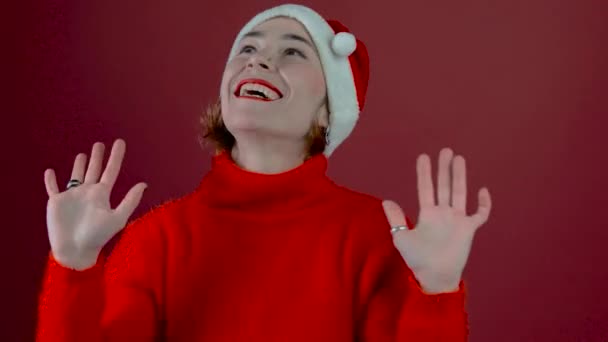 Giovane Donna Positiva Natale Cappello Babbo Natale Isolato Sfondo Rosso — Video Stock