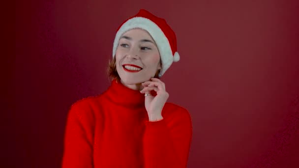 Mladá Pozitivní Žena Vánoční Santa Klobouk Izolované Červeném Pozadí Šťastná — Stock video