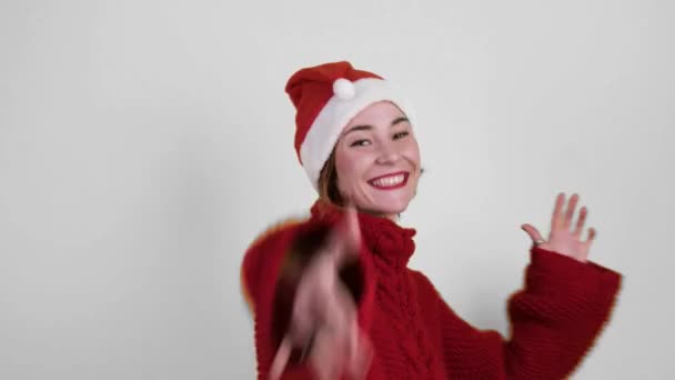 Νεαρή Θετική Γυναίκα Χριστουγεννιάτικο Καπέλο Που Απομονώθηκε Λευκό Φόντο Ευτυχισμένη — Αρχείο Βίντεο