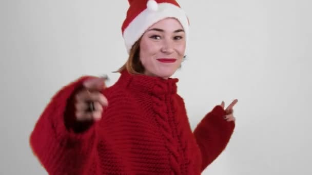 크리스마스 모자를 긍정적 배경에 고립되었습니다 모자쓴 아가씨 사람들 — 비디오