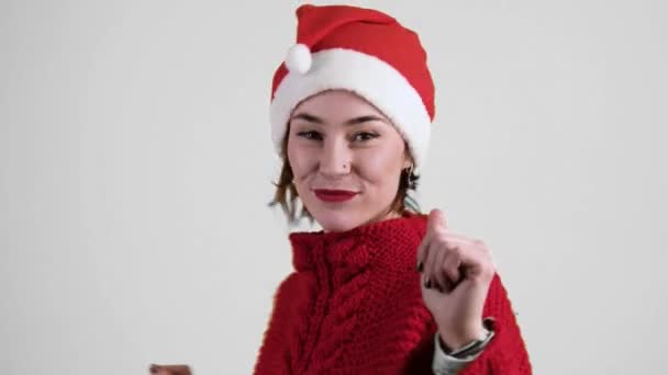 Junge Positive Frau Mit Weihnachtsmütze Isoliert Auf Weißem Hintergrund Glückliche — Stockvideo