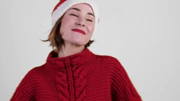 Giovane Donna Positiva Natale Cappello Babbo Natale Isolato Sfondo Bianco — Video Stock