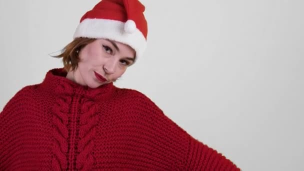 Mladá Pozitivní Žena Vánoční Santa Klobouk Izolované Bílém Pozadí Šťastná — Stock video