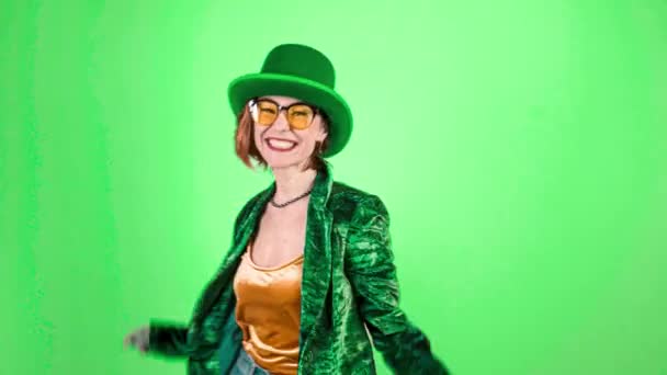 聖パトリックの日Leprechownモデルの女性 パトリックの日のお祝いの女性の肖像画 緑の背景 — ストック動画