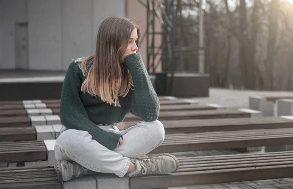Trauriges Teenie Mädchen Auf Einer Bank Park Alleinstehende Mädchen Freien — Stockfoto