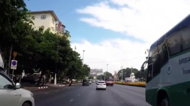 BANGKOK, THAILAND 01 ARALIK 2015. Bangkok 'ta trafik vardı. Bangkok, Tayland 'da trafik sıkışık. Arabadan bak.