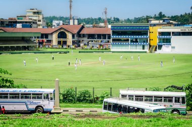 ALUTHGAMA, SRI LANKA - 22 Şubat 2013. Güneşli bir günde kriket maçı. Kriket hareketi