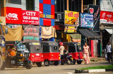 ALUTHGAMA, SRI LANKA - 21 Şubat 2013. Bir Asya şehrinin caddesinde Tuk-tuk 'lar. Sri Lanka 'da geleneksel taksi