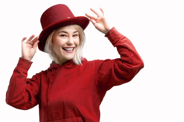 Gülümseyen Kadın Kırmızı Şapkalı Kırmızı Kazaklı Güzel Bir Genç Kadın — Stok fotoğraf