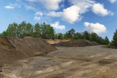 Çakıl ve kum. Taş ocağında büyük bir kum yığını.. 