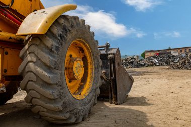 Modern kırmızı traktörün ayrıntıları. Büyük parlak sarı güçlü endüstriyel kazıcı traktör, buldozer. 