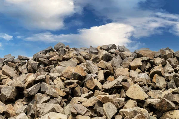 Högen Med Basaltstenar Mot Den Blå Himlen Högen Med Vulkaniska — Stockfoto