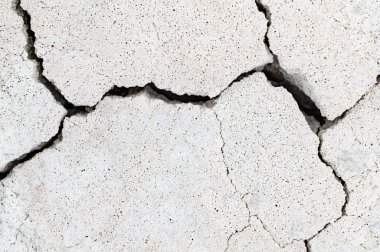 Çatlak, beyaz gözenekli taş. Taş dokusu arka planı. Çatlak beton duvar dokusu