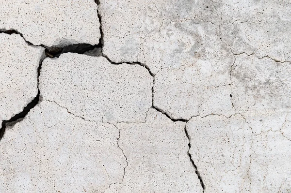 Çatlak, beyaz gözenekli taş. Taş dokusu arka planı. Çatlak beton duvar dokusu