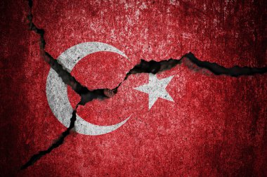 Kırık Türk bayrağı. Çatlak arka planda Türk bayrağı. Türk bölünmüş kavramı. Türkiye 'de 2023 seçimleri. 
