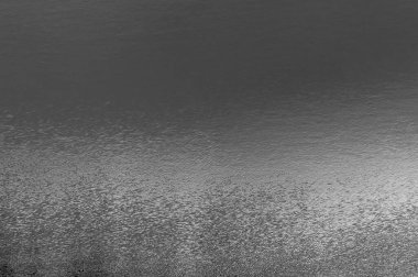 Dalgalı siyah su yüzeyi. Su dalgalanmaları. Su yüzeyinin dokusu. Pankart tasarımı