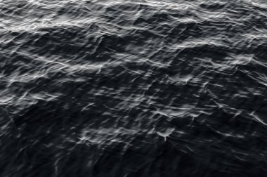 Dalgalı siyah su yüzeyi. Su dalgalanmaları. Su yüzeyinin dokusu. Pankart tasarımı