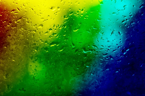Vetro Con Gocce Pioggia Nei Colori Arcobaleno Gocce Pioggia Sul — Foto Stock