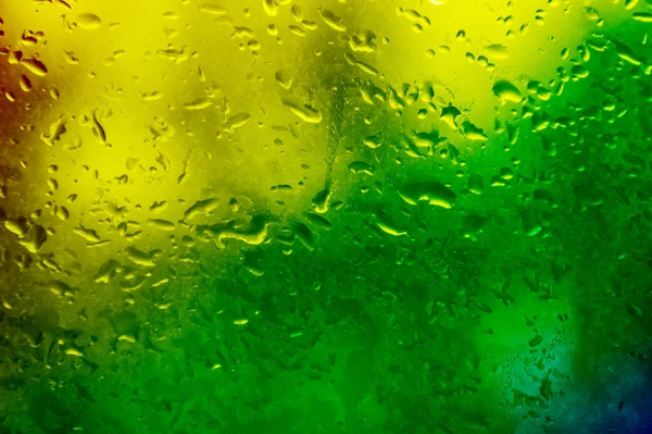Kaca Dengan Hujan Turun Dalam Warna Pelangi Hujan Menetes Dekat — Stok Foto
