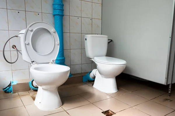 两个厕所并排 两个人的厕所旁边有两个厕所 谈话的地方 — 图库照片