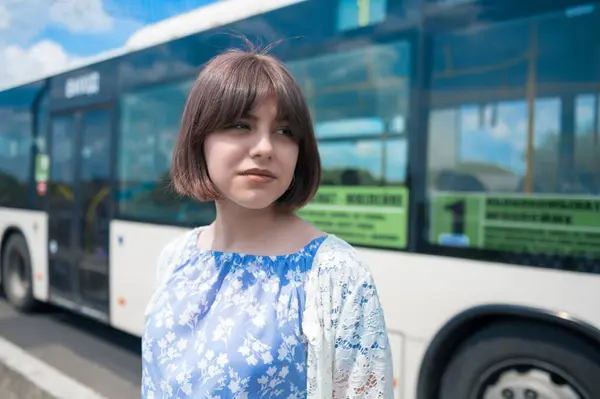 Porträt Eines Jugendlichen Mädchens Vor Dem Hintergrund Eines Busses Auf — Stockfoto