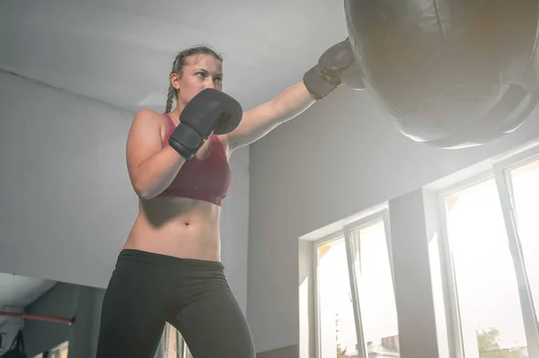 Poder Femenino Autodefensa Femenina Joven Boxeadora Está Entrenando Con Saco —  Fotos de Stock