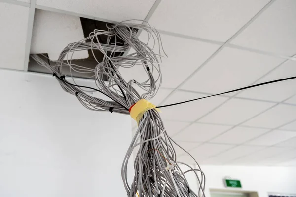 Alambres Eléctricos Colgando Del Techo Cables Colgando Del Techo Habitación — Foto de Stock