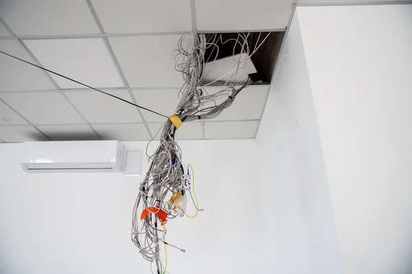天花板上挂着电线 吊在房顶上的电线 正在建造的大楼 正在进行的工作 — 图库照片
